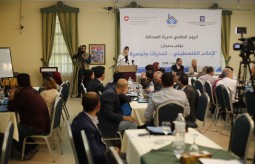 شاهد الصور: بيت الصحافة تعقد مؤتمراً بعنوان ' الاعلام الفلسطيني .. تحديات وتوصيات'