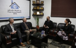 وفد من القنصلية السويدية يزور بيت الصحافة