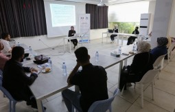 جانب من جلسة عرض لنتائج ورقة حقائق حول انتهاكات الحريات الإعلامية في فلسطين