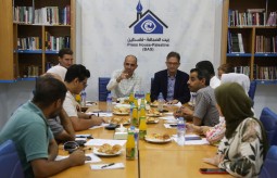 سفير ألمانيا في فلسطين يزور بيت الصحافة ويعقد لقاء إعلاميا