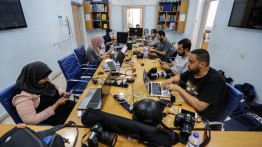 بيت الصحافة يفتح أبوابه لاستقبال الصحفيين الذين هُدمت مكاتبهم جراء القصف الإسرائيلي على غزة