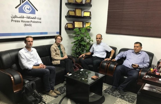 المتحدثة باسم الحكومة البريطانية بالشرق الأوسط تزور بيت الصحافة