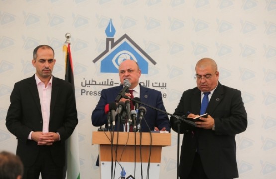 محافظ سلطة النقد الفلسطينية يعقد مؤتمراً صحفيا ببيت الصحافة