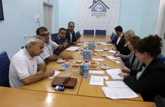 وفد من الخارجية الاسترالية يجتمع بممثلي حقوق الانسان في بيت الصحافة