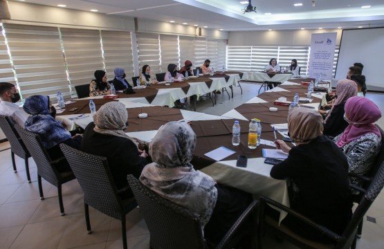 جلسة نقاش حول تعزيز المشاركة السياسية الفاعلة للنساء والشباب في أماكن صنع القرار"