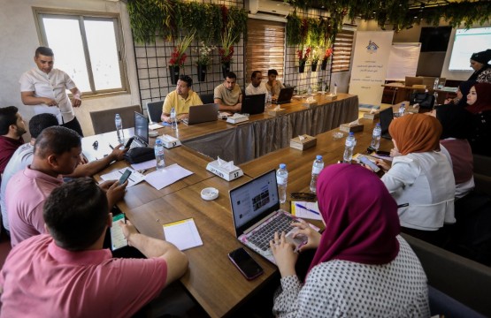 بيت الصحافة يُنفذ مبادرة إعلامية حول "أدوات التحقق للصحفيين في غرف الأخبار" جنوب قطاع غزة