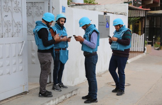 بيت الصحافة يوزع معدات "سلامة مهنية" على عشرات الصحفيين لتغطية العدوان الإسرائيلي على غزة