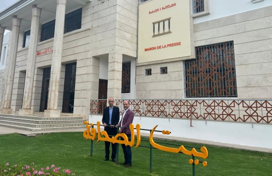 رئيس بيت الصحافة مع نظيره المغربي أمام مقر بيت الصحافة - المغرب