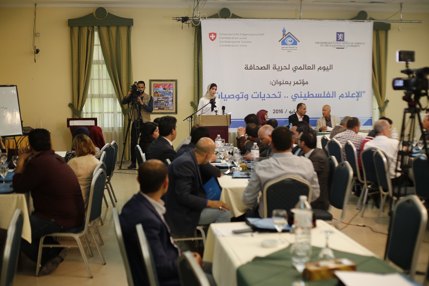 شاهد الصور: بيت الصحافة تعقد مؤتمراً بعنوان ' الاعلام الفلسطيني .. تحديات وتوصيات'