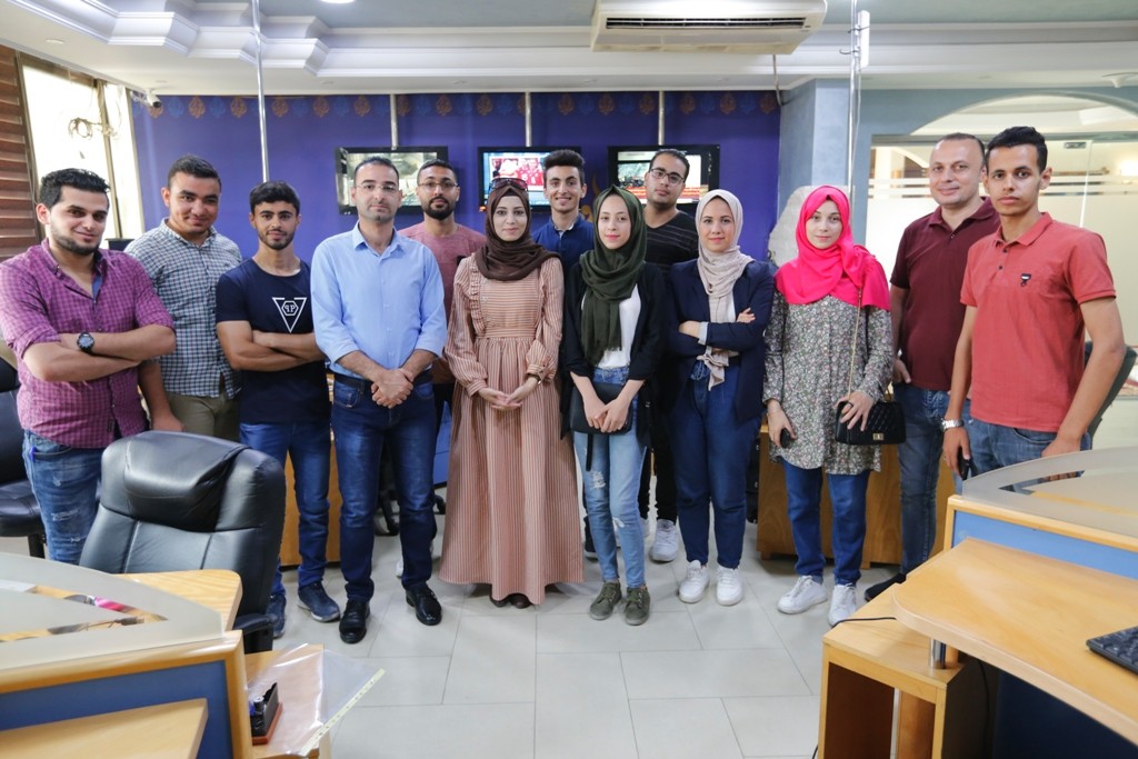 فريق الصحفيين الشباب يزور مكتب شبكة الجزيرة في غزة