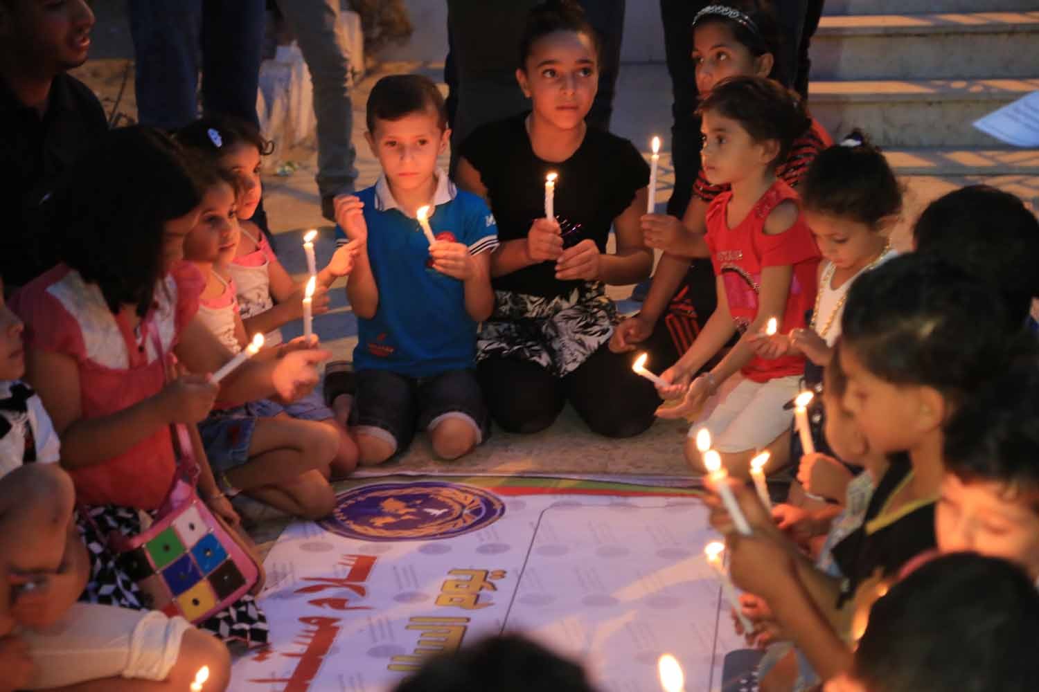 أطفال غزة يضيئون الشموع في يوم السلام العالمي بمقر بيت الصحافة