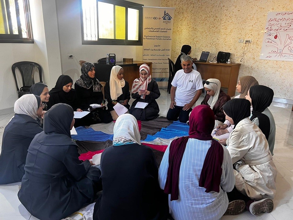 بيت الصحافة ينفذ جلسات دعم نفسي واجتماعي لصحفيات في غزة