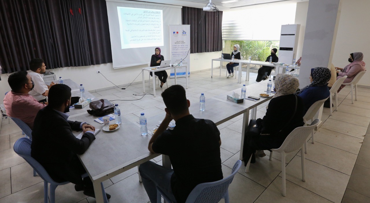 جانب من جلسة عرض لنتائج ورقة حقائق حول انتهاكات الحريات الإعلامية في فلسطين
