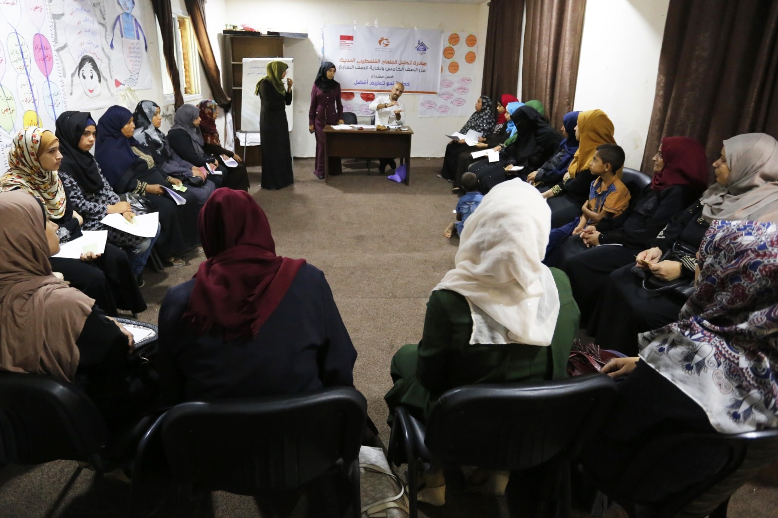  مركز إبداع المعلم ينفذ مبادرة تحليل المنهاج الفلسطيني الجديد