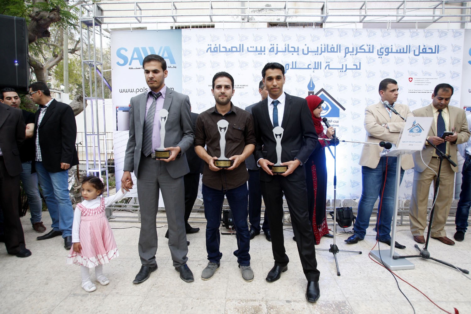 تكرم الفائزين بالجائزة السنوية لحرية الإعلام ببيت الصحافة