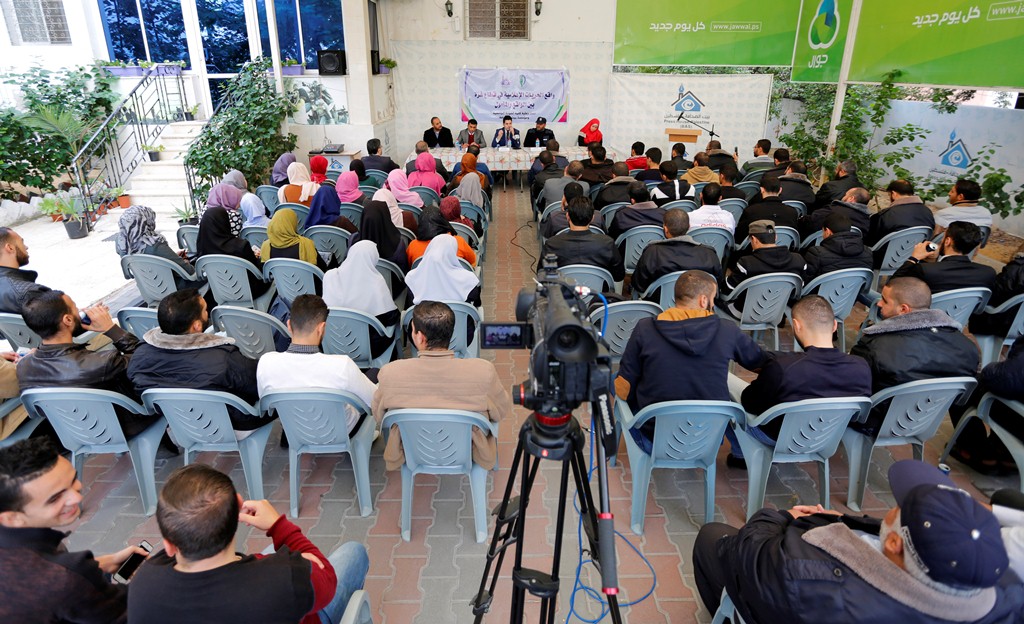 كلية العودة الجامعية بالتعاون مع بيت الصحافة ينظمان لقاءً حول واقع الحريات الاعلامية في غزة