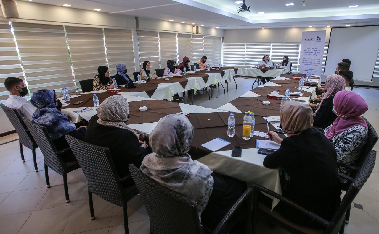 جلسة نقاش حول تعزيز المشاركة السياسية الفاعلة للنساء والشباب في أماكن صنع القرار"