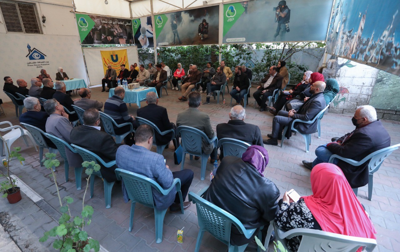  لقاءً أدبيًا في بيت الصحافة بغزة