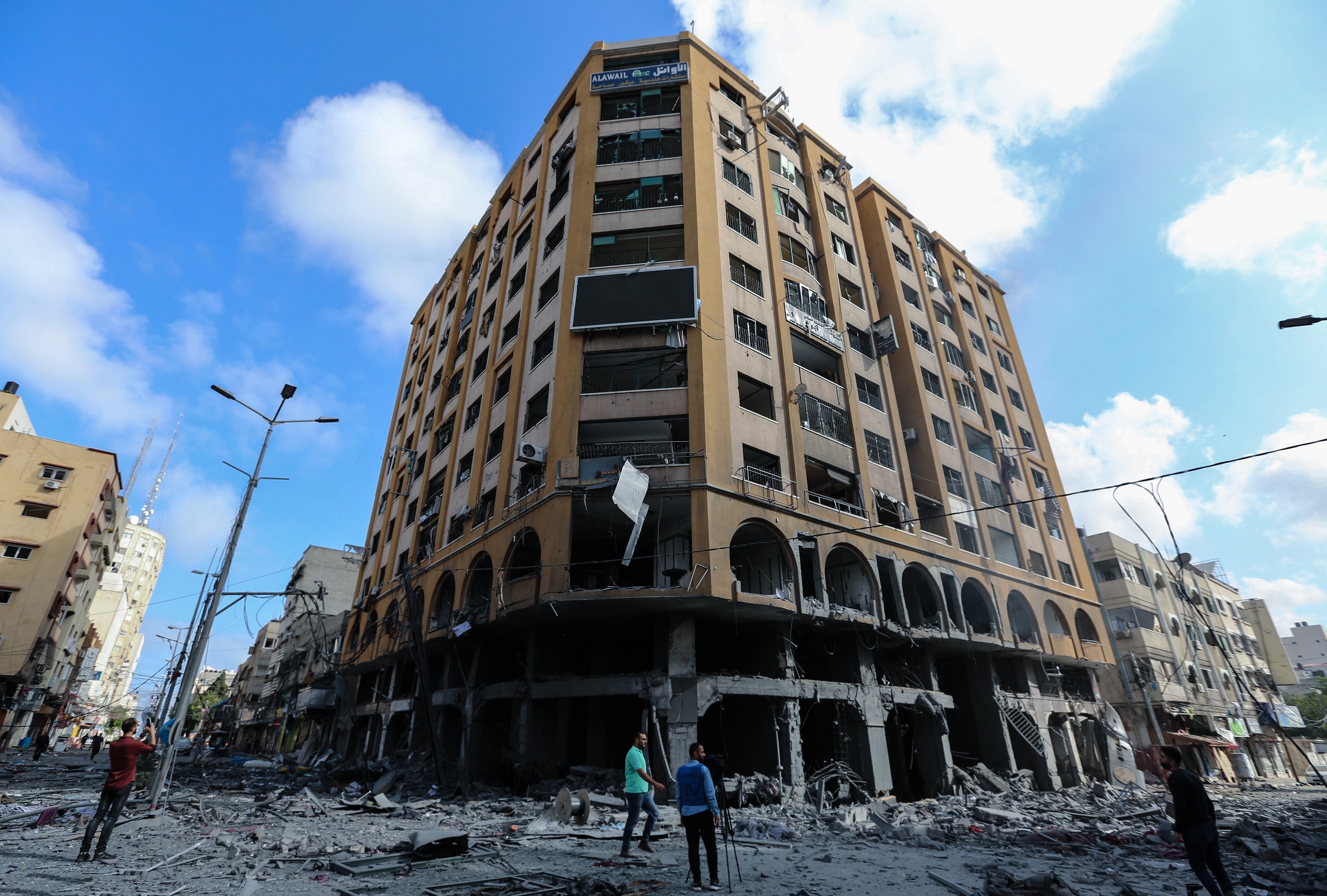 آثار الدمار جراء القصف الإسرائيلي لبرج الجوهرة بمدينة غزة