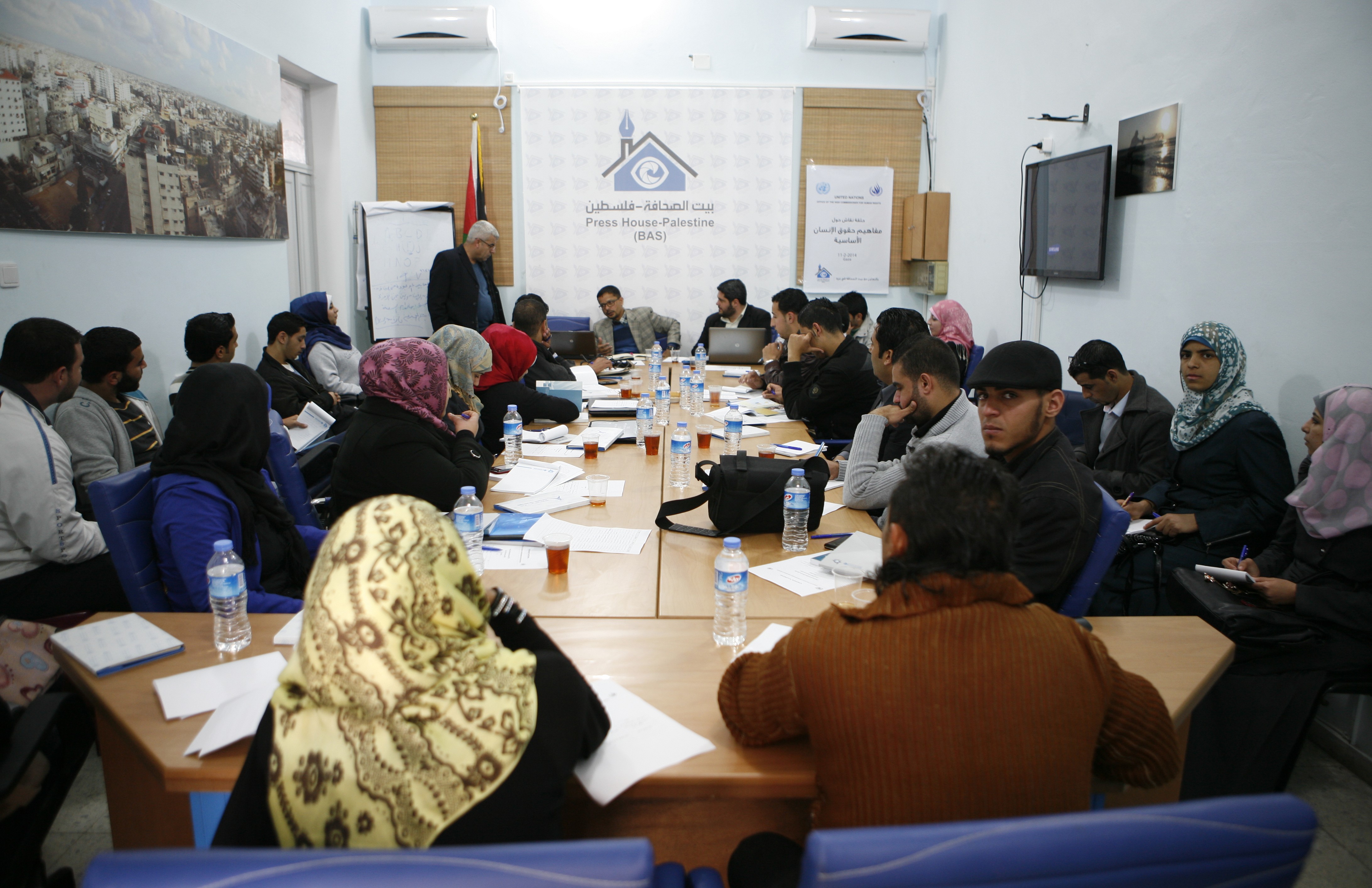 مكتب المفوض السامي بغزة يعقد جلسة نقاش بالتعاون مع بيت الصحافة